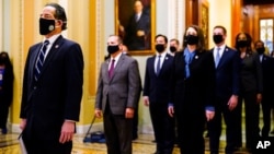 សមាជិក​រដ្ឋសភា​ខាង​គណបក្ស​ប្រជាធិបតេយ្យ​នាំ​គ្នា​ឈរ បន្ទាប់​ពី​ប្រគល់​បទចោទប្រកាន់​អតីត​ប្រធានាធិបតី​លោក Donald Trump ទៅ​កាន់​ព្រឹទ្ធសភា​​កាល​ពី​ថ្ងៃ​ច័ន្ទ។