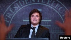 រូបឯកសារ៖ ប្រធានាធិបតីទើបជាប់ឆ្នោតថ្មីរបស់ប្រទេសអាហ្សង់ទីន លោក Javier Milei ថ្លែងទៅកាន់ក្រុមអ្នកគាំទ្រ បន្ទាប់ពីឈ្នះការបោះឆ្នោត នៅទីក្រុង Buenos Aires ប្រទេសអាហ្សង់ទីន កាលពីថ្ងៃទី១៩ ខែវិច្ឆិកា ឆ្នាំ២០២៣។