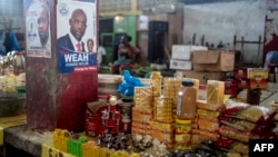 Une affiche électorale illustrant George Weah, alors candidat à la présidentielle, au marché du Rally Time, à Monrovia, Liberia, le 13 octobre 2017.