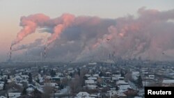 Asap terlihat membumbung dari lokasi kilang minyak Gazprom Neft di Omsk, Rusia, pada 18 November 2022. (Foto: Reuters/Alexey Malgavko)