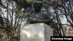 北京大学校园内老校长蔡元培之像。蔡元培提倡学术自由、教育自由、思想自由，而 今北京大学被认为大反其道（美国之音拍摄）