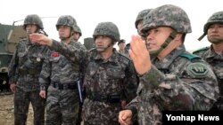 이순진 한국 합참의장(가운데)이 7일 오후 경기도 여주 남한강 육군30기계화보병사단 쌍방 기동훈련에 참석해 훈련 상황을 점검하고 있다. 