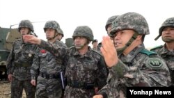 이순진 한국 합참의장(가운데)이 지난 7일 경기도 여주 남한강 육군30기계화보병사단 쌍방 기동훈련에 참석해 훈련 상황을 점검하고 있다. 