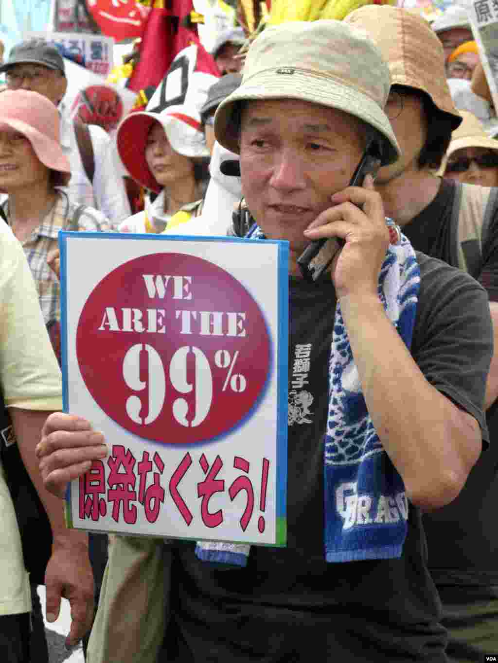 A demonstrator protesting nuclear power in Tokyo (Miguel Quintana/VOA) 