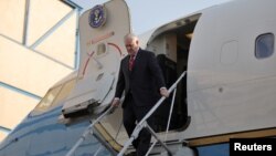 រូបឯកសារ៖ លោក​ Tillerson រដ្ឋ​មន្ត្រី​ក្រសួង​ការ​ប្រទេស​អាមេរិក ពេល​ទៅដល់​ព្រលាន​យន្តហោះ​អន្តរជាតិ Benito Juarez ក្នុង​ប្រទេស​ម៉ិកស៊ិក កាល​ពី​ខែ​កុម្ភៈ។