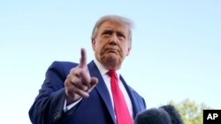 도널드 트럼프 미국 대통령이 19일 백악관 사우스론에서 취재진에게 말하고 있다.