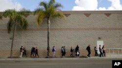 Groupe de migrants sans papiers qui cherchent un travail journalier à San Diego, en Californie, le 4 février 2017.