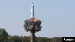 북한의 중장거리 전략 탄도탄 '북극성 2형' 시험발사 장면을 22일 조선중앙통신이 보도했다.