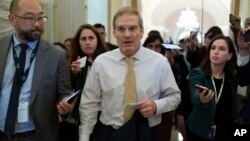 미 공화당 하원의장 후보인 짐 조던(가운데) 법사위원장이 17일 워싱턴 D.C. 시내 의사당에서 이동하는 가운데 취재진이 뒤따르고 있다.