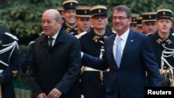 ISIL 대응 전략을 논의하는 7개국 국방장관회의 참석차 프랑스 파리를 방문한 애슈턴 카터 미 국방장관(오른쪽)이 로랑 파비위스 프랑스 외무장관과 양자회담을 가졌다.