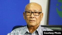 លោក​ ​លឺ ឡាយស្រេង​ ​អតីត​មន្ត្រី​ជាន់ខ្ពស់​​នៃ​គណបក្ស​រាជានិយម​ ​បាន​​សរសេរ​លិខិត​ថ្វាយ​ព្រះមហាក្សត្រ​ ​នរោត្តម សីហមុនី​ ស្នើ​ទ្រង់​យាង​ត្រឡប់​​មក​កម្ពុជា​វិញ​ ​ដើម្បី​​ប្រើ​ព្រះ​រាជបុព្វសិទ្ធិ​ជា​អាជ្ញា​កណ្តាល​ ដោះស្រាយ​ទំនាស់​​រវាង​គណបក្ស​នយោបាយ​ធំៗ​ទាំងពីរ​នៅ​កម្ពុជា​នា​ពេល​បច្ចុប្បន្ន។ (រូបថត​ដោយ RFA Khmer)