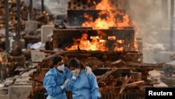 2021년 5월 13일 인도 벵갈루루 외곽 화장장에서 가족 시신을 화장하는 사람들 (자료사진)