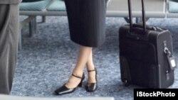 រូបឯកសារ៖ វ៉ាលីស និងអ្នកធ្វើដំណើរ​នៅ​អាកាសយានដ្ឋាន​មួយកន្លែង។