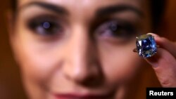 Un diamant de 12.03-carat dans une vente aux enchères de Sotheby's à Geneva, le 4 novembre 2015.