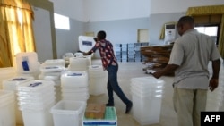 Les Ivoiriens comptabilisent les urnes et le matériel électoral reçus dans un centre de Port-Bouet à Abidjan, le 24 octobre 2015.