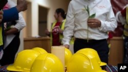 메릴랜드 주민과 건설 노동자들이 키 브리지 붕괴 사고로 사망∙ 실종된 6명의 이주 노동자들을 기리고 있다.