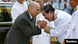 ព្រះ​មហាក្សត្រ នរោត្តម​ សីហមុនី​ ទទួល​ស្វាគមន៍​ដោយ​លោក​នាយក​រដ្ឋ​មន្ត្រី​ ហ៊ុន សែន កាល​ពី​ទិវា​ឯករាជ្យ​ជាតិ​លើក​ទី​៦៤ នៅ​ថ្ងៃទី​៩​ ខែ​វិច្ឆិកា ឆ្នាំ​២០១៧។