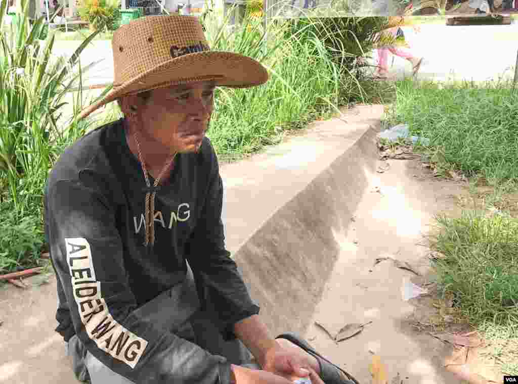 លោក សួន ភារម្យ ​អាយុ៤១ឆ្នាំ ​បាត់ប្អូនថ្លៃរបស់​លោក​ឈ្មោះ រស់ ស៊ីថា អាយុ៤១ឆ្នាំ ដែល​មកធ្វើការ​នៅ​សំណង់​អគារ​ដែល​បាក់​រលំ​នៅក្រុង​ព្រះសីហនុ​នេះ​ប្រមាណ៦ខែមកហើយ។​ ប្អូន​ថ្លៃ​របស់លោកដែល​បាត់ខ្លួន​មកពី​ខេត្ត ព្រៃវែង,​ នៅខេត្ត​ព្រះសីហ​នុ​, នៅថ្ងៃទី​២៣​ ខែ​មិថុនា​ ឆ្នាំ​២០១៩។ (ស៊ុន​ ណារិន​/ VOA Khmer)