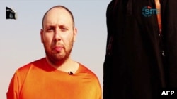 An image grab taken from a video released by the Islamic State (IS) and identified by private terrorism monitor SITE Intelligence Group purportedly shows U.S. freelance writer Steven Sotloff.