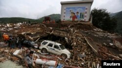 Les secouristes doivent fouiller des monceaux de débris dans le Yunnan, pour retrouver les victimes d'un puissant tremblement de terre (Reuters)