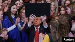 Американскиот претседател Доналд Трамп потпиша извршна наредба за забрана на трансродовите девојки и жени да учествуваат во женски спортови 