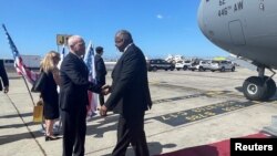 Menteri Pertahanan AS Lloyd Austin berjabat tangan dengan Menteri Pertahanan Israel Yoav Gallant setibanya di Bandara Ben Gurion, Israel, 9 Maret 2023. (REUTERS/Idrees Ali)