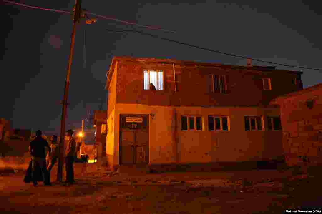 The government has cut power and water to Sur, in Diyarbakir, Turkey, as efforts are made to rebuild it. Some street lamps are still powered as a security measure.