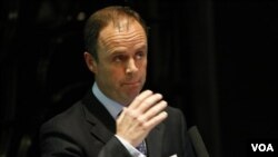 Asisten Komisaris Scotland Yard, John Yates, memberikan pernyataan kepada pers.