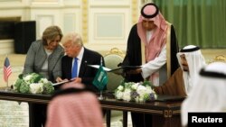 Le roi saoudien Salman bin Abdulaziz Al Saud, à droite, et le président Donald Trump, à gauche, signent un accord sur la sécurité à la cour royale à Ryad, 20 mai 2017.