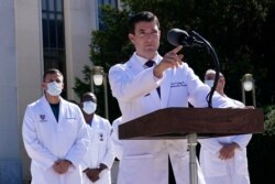 미국 대통령주치의인 션 콘리 박사가 3일 도널드 트럼프 대통령이 신종 코로나바이러스 감염 치료를 받고 있는 워싱턴 인근 메릴랜드주 베데스다의 월터리드 군병원에서 트럼프 대통령의 건강 상태와 치료 과정에 대한 브리핑을 했다.