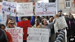 Protestors carry signs outside the courthouse as the jury deliberates in the trial of Daniel Holtzclaw, in Oklahoma City, Dec. 8, 2015. 