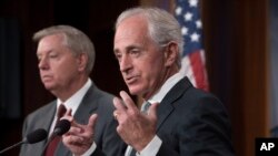 Ketua Komite Hubungan Luar Negeri Senat AS Senator Bob Corker, didampingi Senator Lindsey Graham, (kiri) berbicara kepada wartawan setelah komite pimpinannya menyetujui `UU Taylor Force" yang menangguhkan bantuan keuangan AS untuk Otoritas Palestina, 3 Agustus 2017
