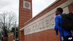 រូបឯកសារ៖ និស្សិតដើរកាត់មហាវិទ្យាល័យ Iona Collegue រដ្ឋ New York កាលពីថ្ងៃទី១០ ខែមីនា ឆ្នាំ២០២០។