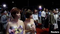 Gay and lesbian newlyweds attend a mass wedding banquet, one day after same-sex marriage officially became legal, in Taipei, Taiwan May 25, 2019. REUTERS/Tyrone Siu