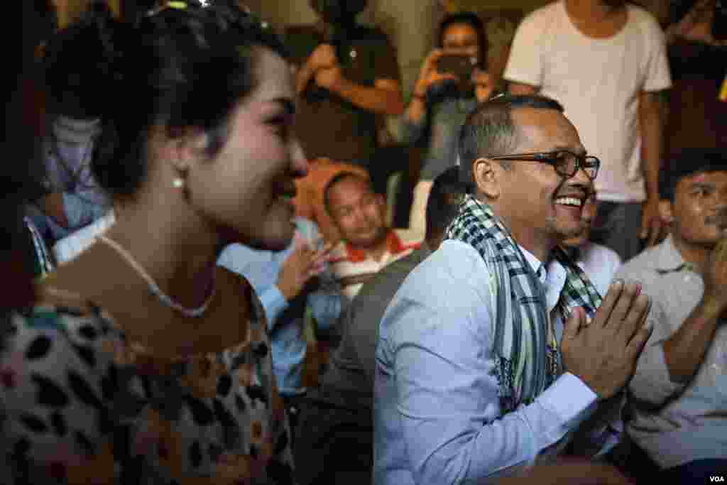 លោក មាជ សុវណ្ណារ៉ា អតីតមន្រ្តីព័ត៌មាន កំពុងអង្គុយទទួលពរពីព្រះសង្ឃនៅក្នុងវត្តចាស់ កាលពីរសៀលថ្ងៃទី២៨ ខែ សីហា ឆ្នាំ ២០១៨ រាជធានីភ្នំពេញ ប្រទេសកម្ពុជា។(ទុំ ម្លិះ/VOA)