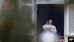 Le pape François bénit la foule rassemblée sur la place St-Pierre au Vatican, le dimanche 13 janvier 2019