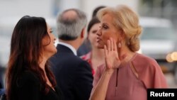 អ្នក​ស្រី Stephanie Grisham អ្នក​នាំ​ពាក្យ​សម្រាប់​ស្ត្រីទី​១ Melania Trump ជួប​ជាមួយ​អ្នកស្រី Kellyanne Conway (ស្ដាំ) នៅ​ឯ​ការ​ឃោសនា​បោះ​ឆ្នោត​មួយ​ជាមួយ​ប្រធានាធិបតី​ត្រាំ នៅរដ្ឋ Florida កាល​ពី​ថ្ងៃ​ទី​១៨ មិថុនា ២០១៩។