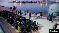 Para migran tiba di pangkalan angkatan laut Libya di Tripoli, Libya, 4 November 2017. (Foto: dok).