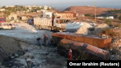 Tentara Lebanon terlihat di lokasi ledakan tanker bahan bakar di Akkar, di Lebanon utara, 15 Agustus 2021. (Foto: REUTERS/Omar Ibrahim)