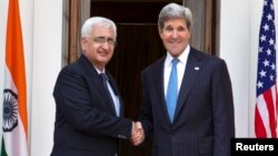 Menlu AS John Kerry (kanan) dan Menlu India Salman Khurshid dalam pertemuan di New Delhi, India (24/6). 