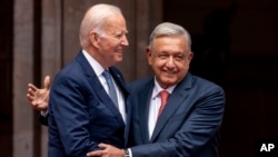 Presiden Joe Biden disambut Presiden Meksiko Andres Manuel Lopez Obrador saat tiba di Istana Nasional di Mexico City, Meksiko, Senin, 9 Januari 2023. (Foto: AP/Andrew Harnik)
