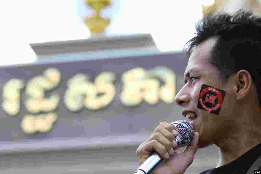 សកម្មជន​ម្នាក់​ ចូលរួម​យុទ្ធនាការ​​ប្រឆាំង​នឹង​ការអនុម័ត​ច្បាប់​ស្តី​ពី​សមាគម​និង​អង្គការ​មិន​មែន​រដ្ឋាភិបាល​នៅ​មុខ​រដ្ឋសភា​ជាតិ​ កាល​ពី​ព្រឹក​ថ្ងៃ​អង្គារ​ ទី​៣០​ ខែ​មិថុនា​ ឆ្នាំ​២០១៥។ (ហ៊ាន​ សុជាតា/VOA)​