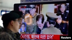 Seorang tentara Korea Selatan melihat tayangan TV tentang eksekusi Jang Song Thaek, paman dari penguasa Korea Utara saat ini, Kim Jong Un. 