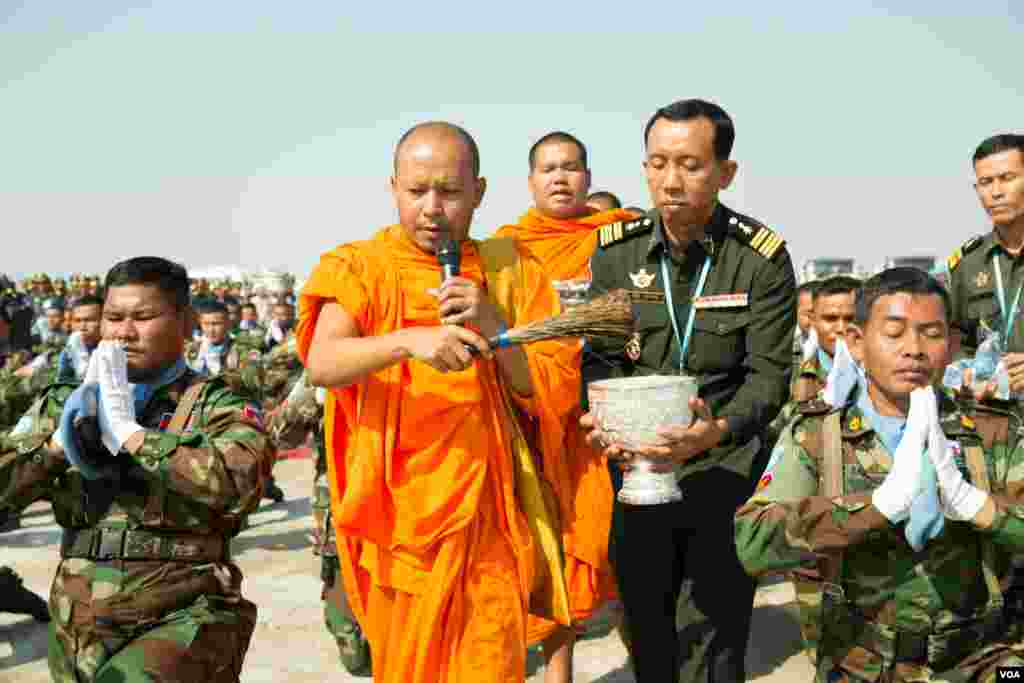 ព្រះសង្ឃប្រោសព្រំ​ទាហាន​កងទ័ព​មួក​ខៀវ​ដែល​នឹងចូល​រួម​​បេសកកម្ម​នៅ​អាហ្វ្រិក​ខាងត្បូង​​​កាល​ពី​ព្រឹក​ថ្ងៃ​សុក្រ​ ទី​០២ ខែ​ វិច្ឆិកា ឆ្នាំ២០១៨ ​នៅ​មូលដ្ឋាន​ទ័ព​អាកាស​ពោធិ៍​ចិន​តុង​ ​រាជធានី​ភ្នំពេញ ប្រទេស​កម្ពុជា។(ទុំ ម្លិះ/VOA) 