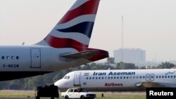 Pesawat-pesawat, termasuk milik maskapai Aseman Airlines, terlihat di Bandara Mehrabad, Tehran , 6 Agustus 2007. 