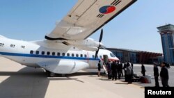 曾经一度被拒绝参访朝鲜核设施拆除的韩国记者乘飞机抵达朝鲜元山，将加入外国记者团赴丰溪里核试验场。 （2018年5月23日）