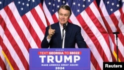 资料照：美国会前参议员戴维·珀杜在佐治亚州为2024年总统大选而举行的特朗普竞选集会上讲话。(2022年5月1日)