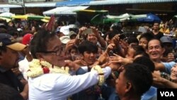 លោក សម រង្ស៊ី ប្រធាន​គណបក្ស​សង្គ្រោះ​ជាតិ ចាប់ដៃ​អ្នកគាំទ្រ​គណបក្ស​របស់​លោក។