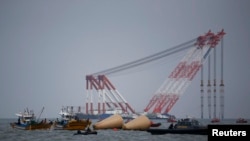 Suasana penyelamatan korban musibah kapal feri Sewol yang tenggelam di laut Jindo, Korea Selatan, 21 April 2014 (Foto: dok). 