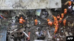 Sedikitnya 18 orang yang menghadiri pemakaman di India utara tewas ketika atap tempat mereka berlindung saat hujan deras runtuh pada Minggu (3/1) sore. (Foto: AFP)
